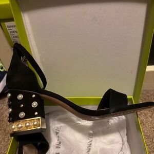 Gianni Bini Pearl & Gold Heel Block Sandals – Size 9